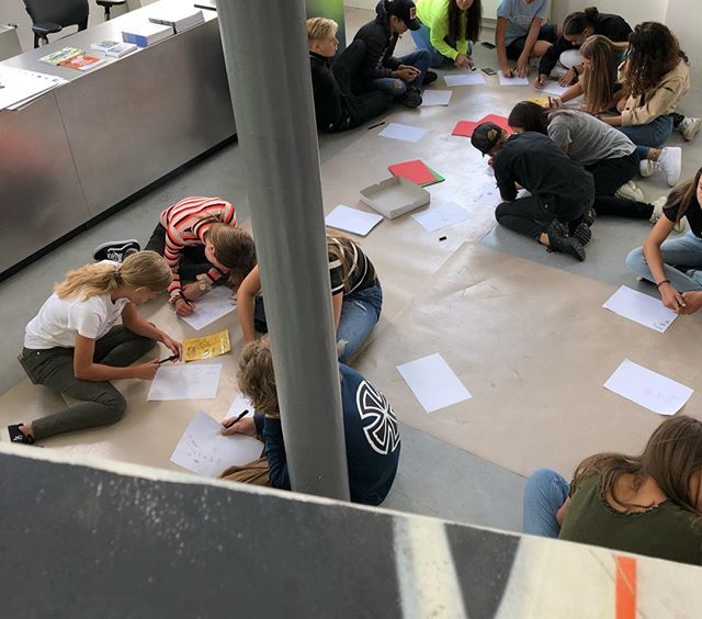 Het #cultuureducatie programma van #UrbanMatterz is weer van start gegaan! Leerlingen van het @drknippenbergcollege gingen aan de slag in <a href="/DeCacaofabriek/">Cacaofabriek</a> om hun eigen #tag te ontwerpen en deze te "zetten" op een speciaal ontworpen object! Meer info: … ift.tt/33KvjoD