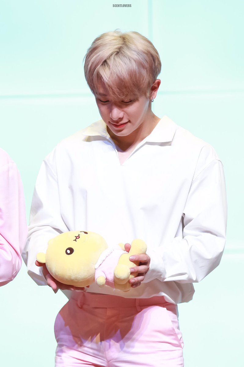 scentlovers___'s tweet photo. 190817 투턱곰 팬싸 
베베곰 아빠가 잘 하고 있다 🤣💕
#MONSTA_X #몬스타엑스 #원호  #WONHO #말랑말랑 #베베곰 #bebegom @OfficialMonstaX https://t.co/hEC0854Jtz