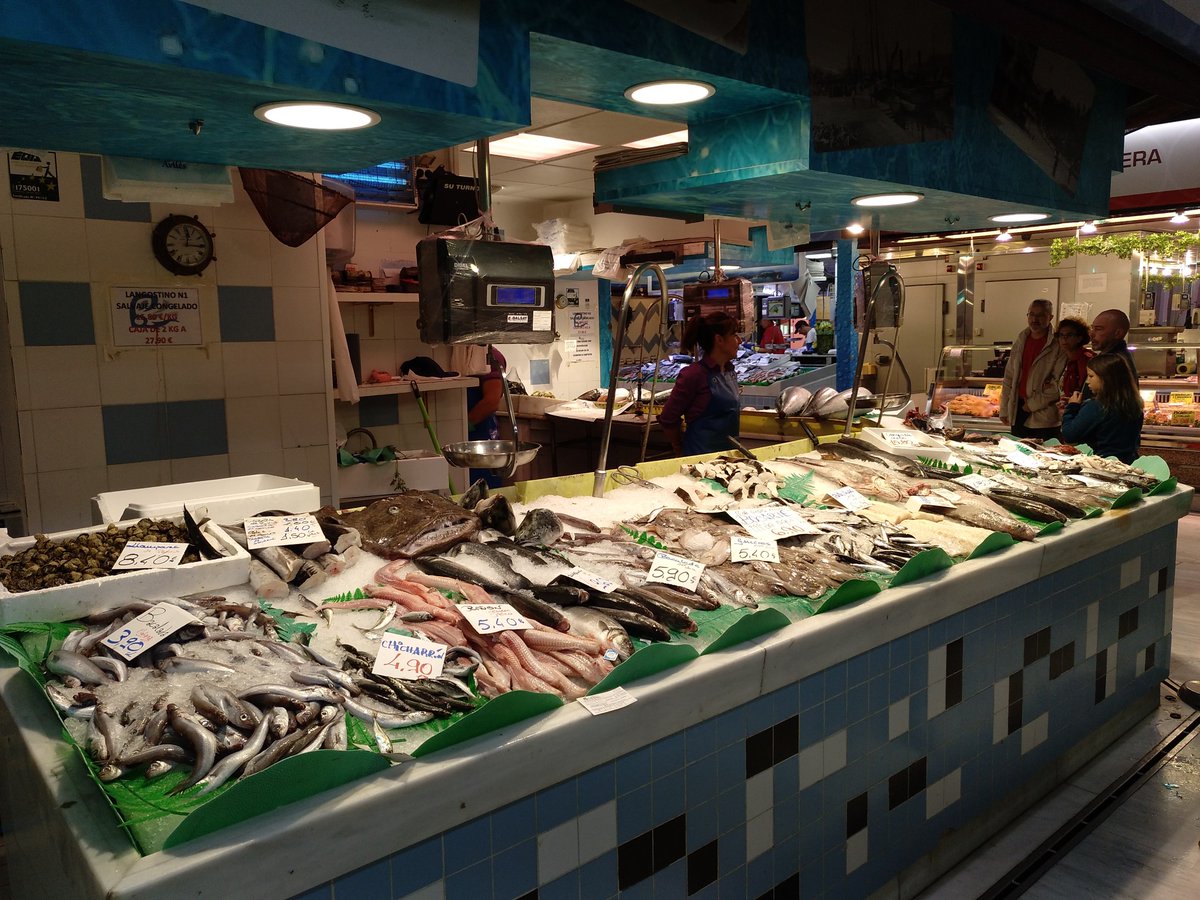 megustamimerca's tweet photo. Si estás de vacaciones no dejes de visitar los mercados municipales de la geografía española. Muchos de ellos son auténticas joyas arquitectónicas, llenos de colores, olores y sabores como La Plaza de #Avilés, en un entorno privilegiado del centro de la ciudad #megustamimercado https://t.co/A0azAlL6vR