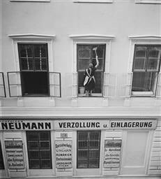 toiblarlos's tweet photo. #InVentanArte #WashingWindows
By/ #RomanVishniac
NaciΓ³ #TalDΓaComoHoy en 1897. https://t.co/FGrvAmg9Y5