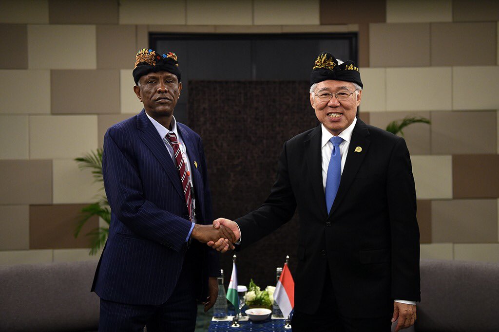 Kemendag's tweet photo. Selanjutnya, Mendag RI @EnggarMendag bertemu dengan Mendag Djibouti Hassan Houmed dan sepakat untuk meluncurkan JFS PTA Indonesia-Djibouti. Pihak Djibouti membutuhkan produk-produk untuk pembangunan infrastruktur. #IAID2019 #IndonesiaAfrica https://t.co/yh9ybvMnJ6