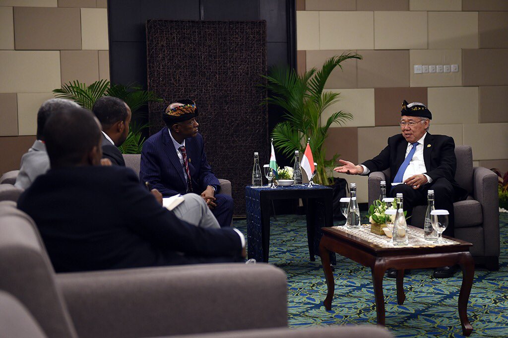 Kemendag's tweet photo. Selanjutnya, Mendag RI @EnggarMendag bertemu dengan Mendag Djibouti Hassan Houmed dan sepakat untuk meluncurkan JFS PTA Indonesia-Djibouti. Pihak Djibouti membutuhkan produk-produk untuk pembangunan infrastruktur. #IAID2019 #IndonesiaAfrica https://t.co/yh9ybvMnJ6