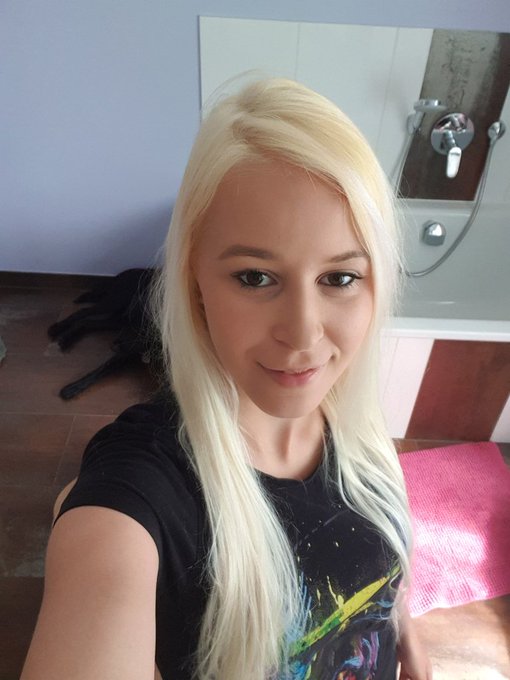 Sooo wieder komplett Blond 😅 😜 kann dann ja fast los gehen zur #Gamescom |  #gaming #cologne #games #work<a href="/tag/work"class="tags"><span>#work</span></a><a href="/tag/cute"class="tags"><span>#cute</span></a><a href="/tag/life"class="tags"><span>#life</span></a><a href="/tag/blond"class="tags"><span>#blond</span></a><a href="/tag/city"class="tags"><span>#city</span></a><a href="/tag/artist"class="tags"><span>#artist</span></a><a href="/tag/gamer"class="tags"><span>#gamer</span></a>