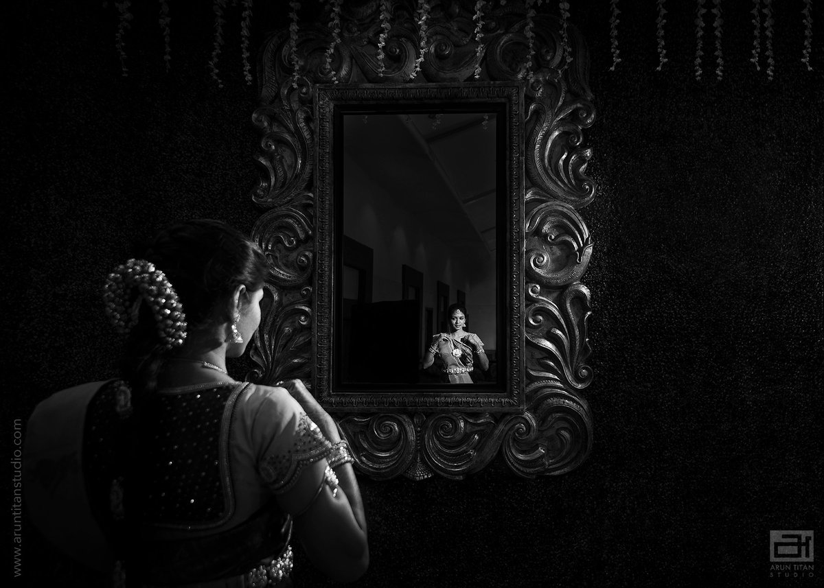 ATitanStudio's tweet photo. The personification of her beauty was reflected in the mirror
But never could it match the seamless soul that couldn't be reflected. 
It could only be realised from the depth of her being,
Standing tall and regal,
Being the cynosure of all eyes.

#ArunTitanStudio #Bride https://t.co/tUszexVzsd