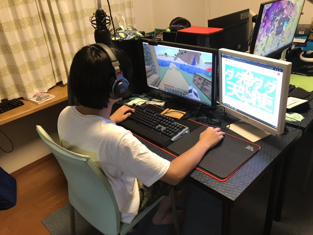 haruno000000's tweet photo. お兄ちゃんのパソコンにセットしました。キーボードの光り方かっこいい。ヘッドホンめっちゃ聴きやすい。フルセットなのでめっちゃ愛着湧きます！

#Xanova https://t.co/hx304hEqsv