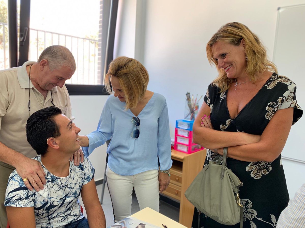 DGobExtremadura's tweet photo. ▪️La delegada del Gobierno, @Yolasec, visita el Centro Ocupacional AIDIM de Valencia de Alcántara
▪️Cuenta con una inversión de fondos del AEPSA de 120.000€ para dotarlo de comedor, cocina, almacén y dos salas diáfanas en la primera planta 
👉🏻 https://t.co/5pr12CWk4S https://t.co/i3txMYtx3S