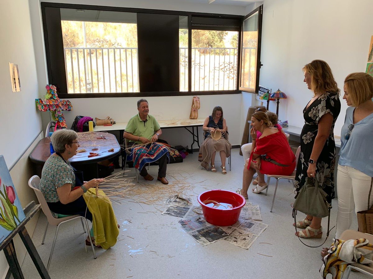 DGobExtremadura's tweet photo. ▪️La delegada del Gobierno, @Yolasec, visita el Centro Ocupacional AIDIM de Valencia de Alcántara
▪️Cuenta con una inversión de fondos del AEPSA de 120.000€ para dotarlo de comedor, cocina, almacén y dos salas diáfanas en la primera planta 
👉🏻 https://t.co/5pr12CWk4S https://t.co/i3txMYtx3S