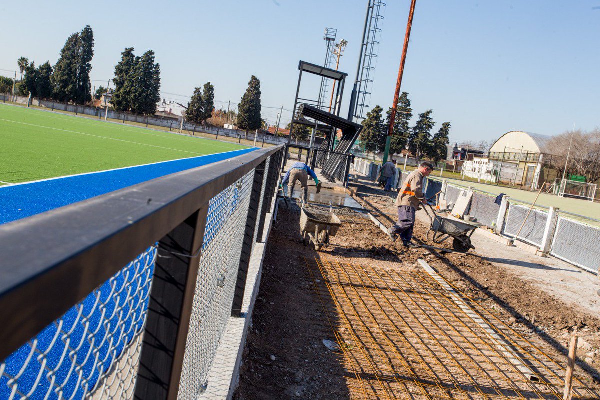MuniBerazategui's tweet photo. Obras en el #ClubDucilo. Mirá cómo avanza la construcción de la nueva cancha de césped sintético de agua y las mejoras que se realizaron en los vestuarios de este espacio municipal ubicado en 151 y 5>> https://t.co/17JP9Id2eK #Berazategui #OrgullososDeBera #BeraEsDeporte #Deporte https://t.co/ox5wFaca1j