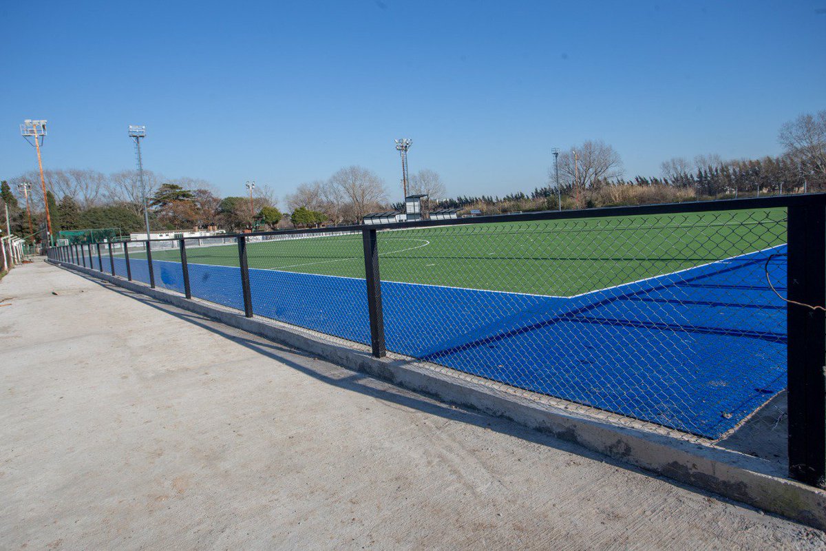 MuniBerazategui's tweet photo. Obras en el #ClubDucilo. Mirá cómo avanza la construcción de la nueva cancha de césped sintético de agua y las mejoras que se realizaron en los vestuarios de este espacio municipal ubicado en 151 y 5>> https://t.co/17JP9Id2eK #Berazategui #OrgullososDeBera #BeraEsDeporte #Deporte https://t.co/ox5wFaca1j