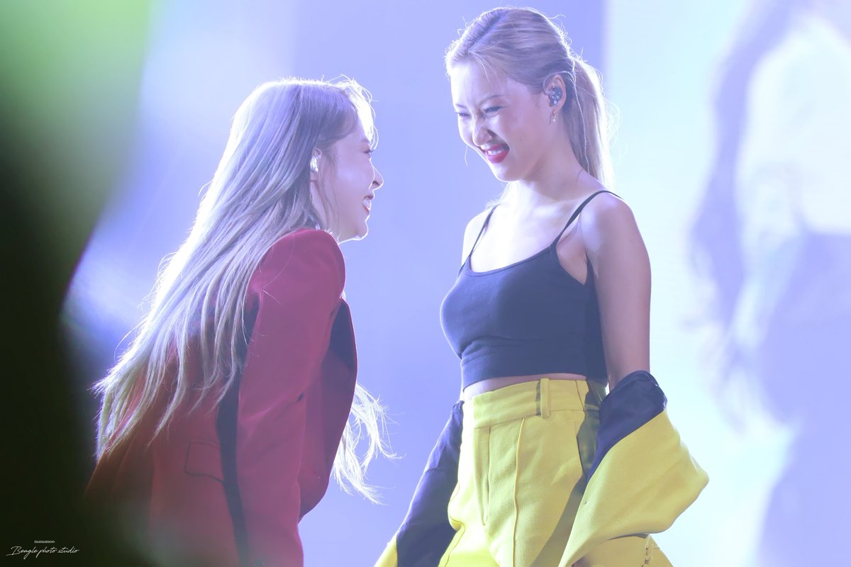 Beagle_studio's tweet photo. 190728 4season F/W in 대구

𝐃𝐚𝐲 
&amp; 
𝐍𝐢𝐠𝐡𝐭

#마마무 #문별 #화사 #MAMAMOO #MOONBYUL #HWASA https://t.co/JpGuWkLLzH