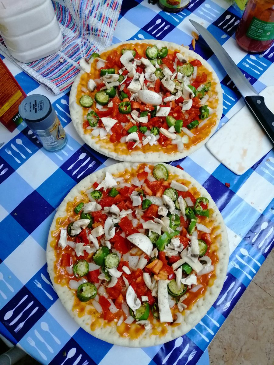 femverbipotens's tweet image. No es por daros envidia, pero mi señora y yo hicimos ayer unas pizzas veganas que estaban para chuparse los dedos. #SeguimosDeVacaciones