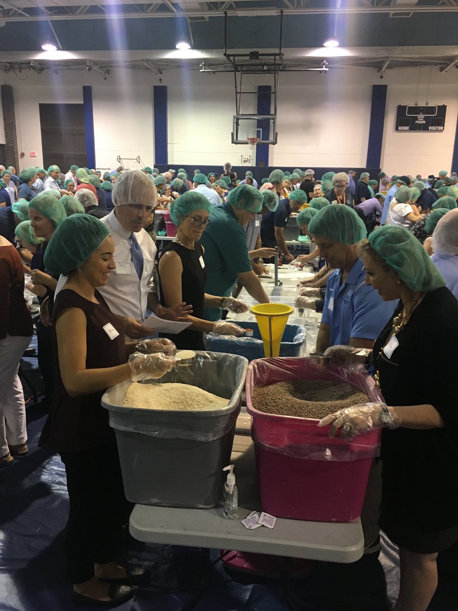 BerkeleyPrep's tweet image. Faculty and staff kicked off the new year in spirited fashion. We all gathered to help with a #HungerProject to benefit thousands of food-insecure families in #TampaBay. All 268 Berkeley employees prepared an impressive 41,000 meals!