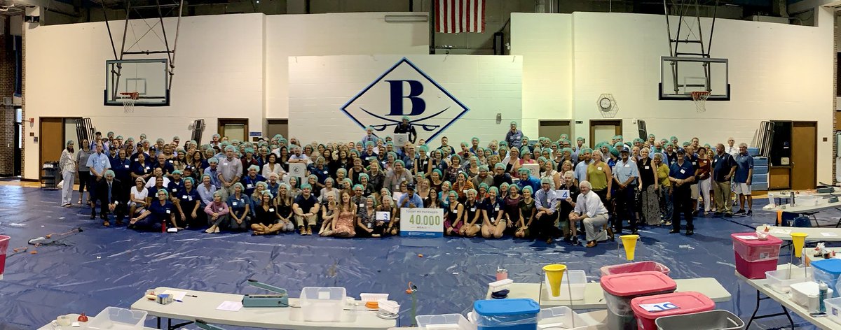BerkeleyPrep's tweet image. Faculty and staff kicked off the new year in spirited fashion. We all gathered to help with a #HungerProject to benefit thousands of food-insecure families in #TampaBay. All 268 Berkeley employees prepared an impressive 41,000 meals!