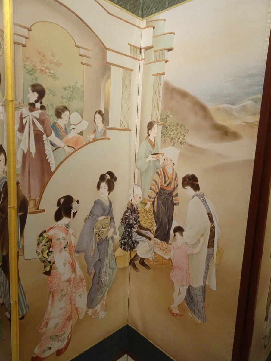 Berosu 大正浪漫カフェー店主 Twitterissa 四枚目は震災後の大正時代でしょうか 震災前は政府の健康促進法としてミルクホール が主流でしたが 震災後はカフェーがほぼ乗っ取った感じです 割烹着の母親に洋服の娘というのがとても大正らしい 髪型もパーマ最善期を彷彿