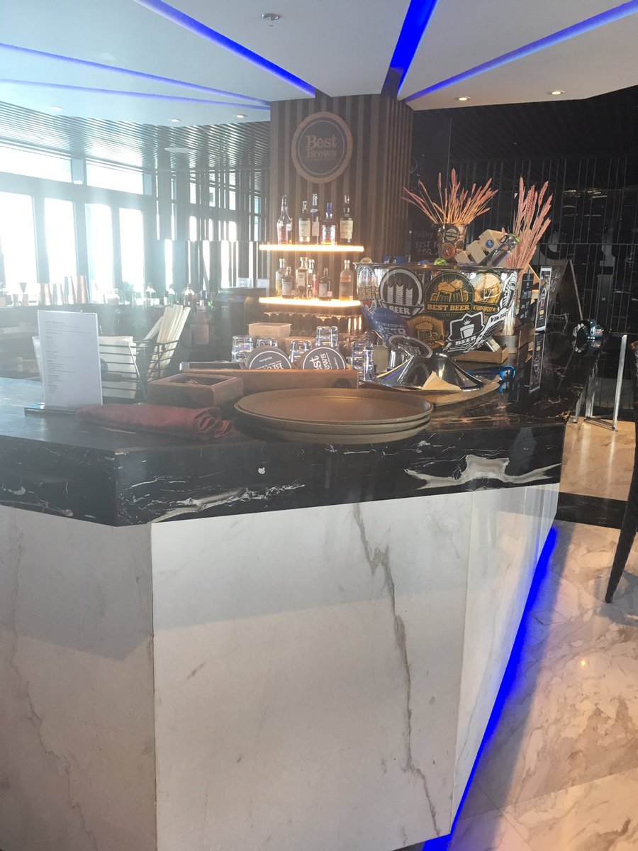 kikori_trip's tweet photo. ビールセーラー(?)があるホテル最上階のバーHORIZON🍸
涼しい店内で飲むもよし、プールで飲むもよし👍✨
ベトナムのご当地ビールの種類が豊富で天国でした😆
ハッピーアワーに行くと更にお得感が👍✨
#Vietnam
#beer
#ミーケビーチ
#HORIZON
#fourpoint
#きこりtrip https://t.co/RtmXKRiED1