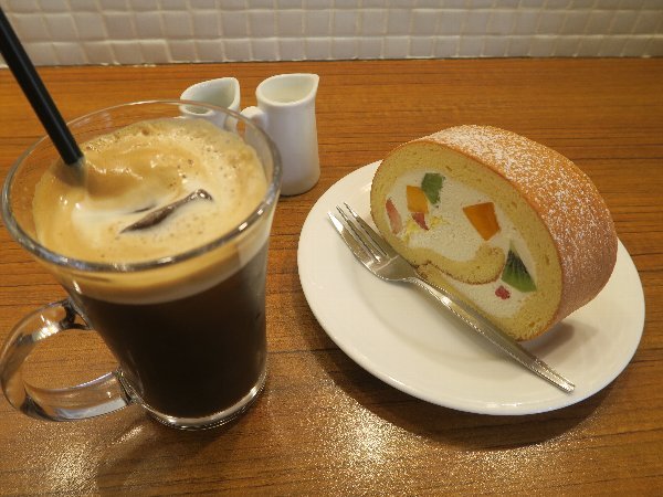 つりばかの旅 レ サンク エピス 喫茶 青物横丁 に行きました ケーキ屋のカフェスペースです フルーツロールとアイスコーヒーを頂きました フルーツロールはクリームたっぷり イチゴ マンゴー キウイ等が入っていました けっこう大きいです