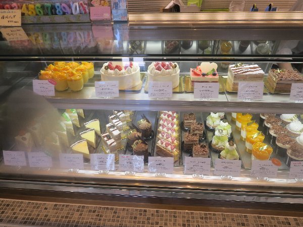 つりばかの旅 レ サンク エピス 喫茶 青物横丁 に行きました ケーキ屋のカフェスペースです フルーツロールとアイスコーヒーを頂きました フルーツロールはクリームたっぷり イチゴ マンゴー キウイ等が入っていました けっこう大きいです