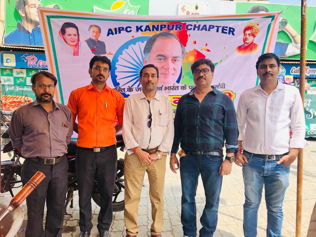 kanpuraipc's tweet photo. 75th birthday celebration of Bharat rattan Shri #RajivGandhi ji organised by @kanpuraipc fellows. Chocolate milk served to people In this ocassion. 

#Rajiv75 
#SadbhavnaDiwas https://t.co/SDrrQzCPEi