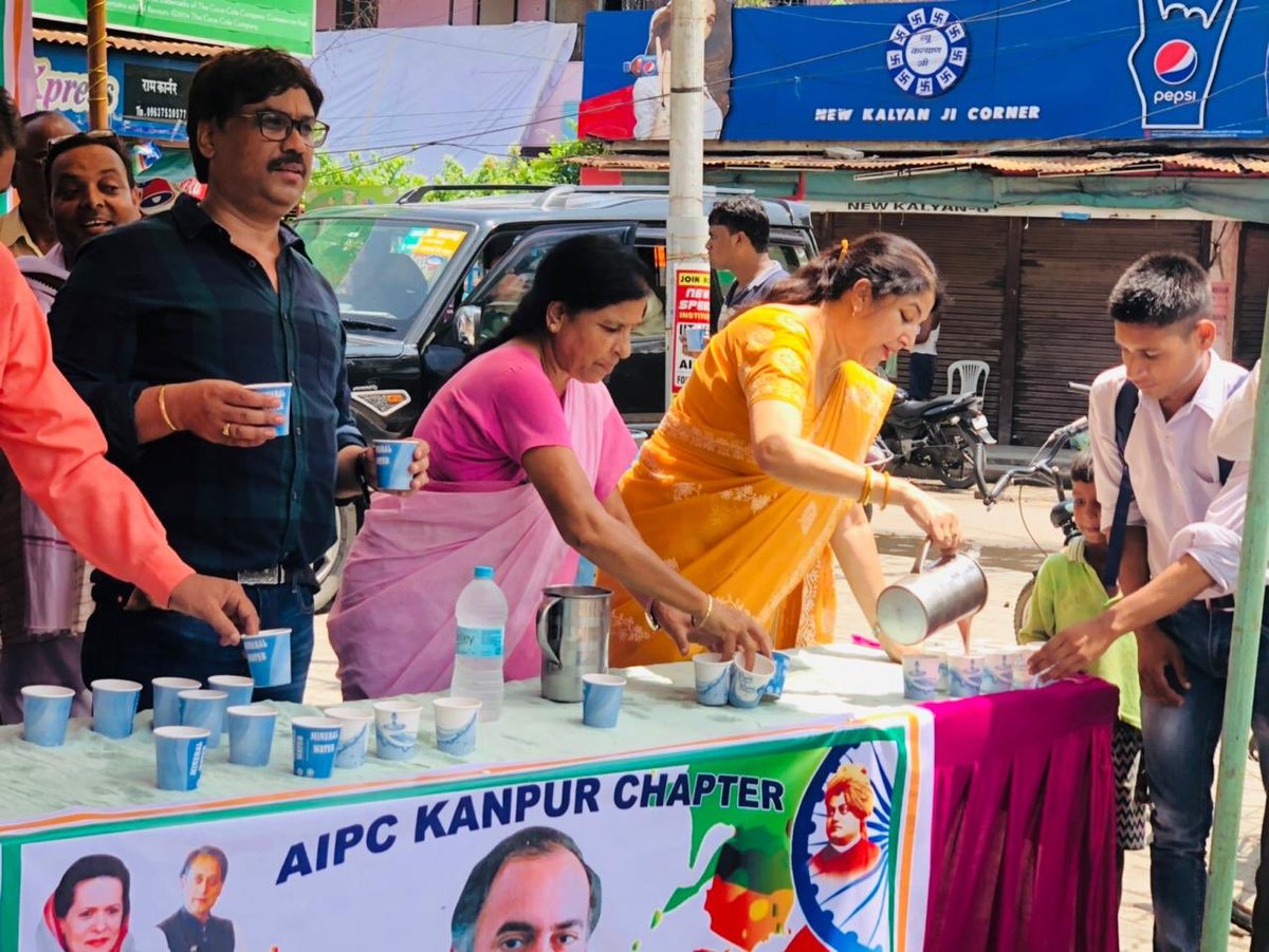 kanpuraipc's tweet photo. 75th birthday celebration of Bharat rattan Shri #RajivGandhi ji organised by @kanpuraipc fellows. Chocolate milk served to people In this ocassion. 

#Rajiv75 
#SadbhavnaDiwas https://t.co/SDrrQzCPEi