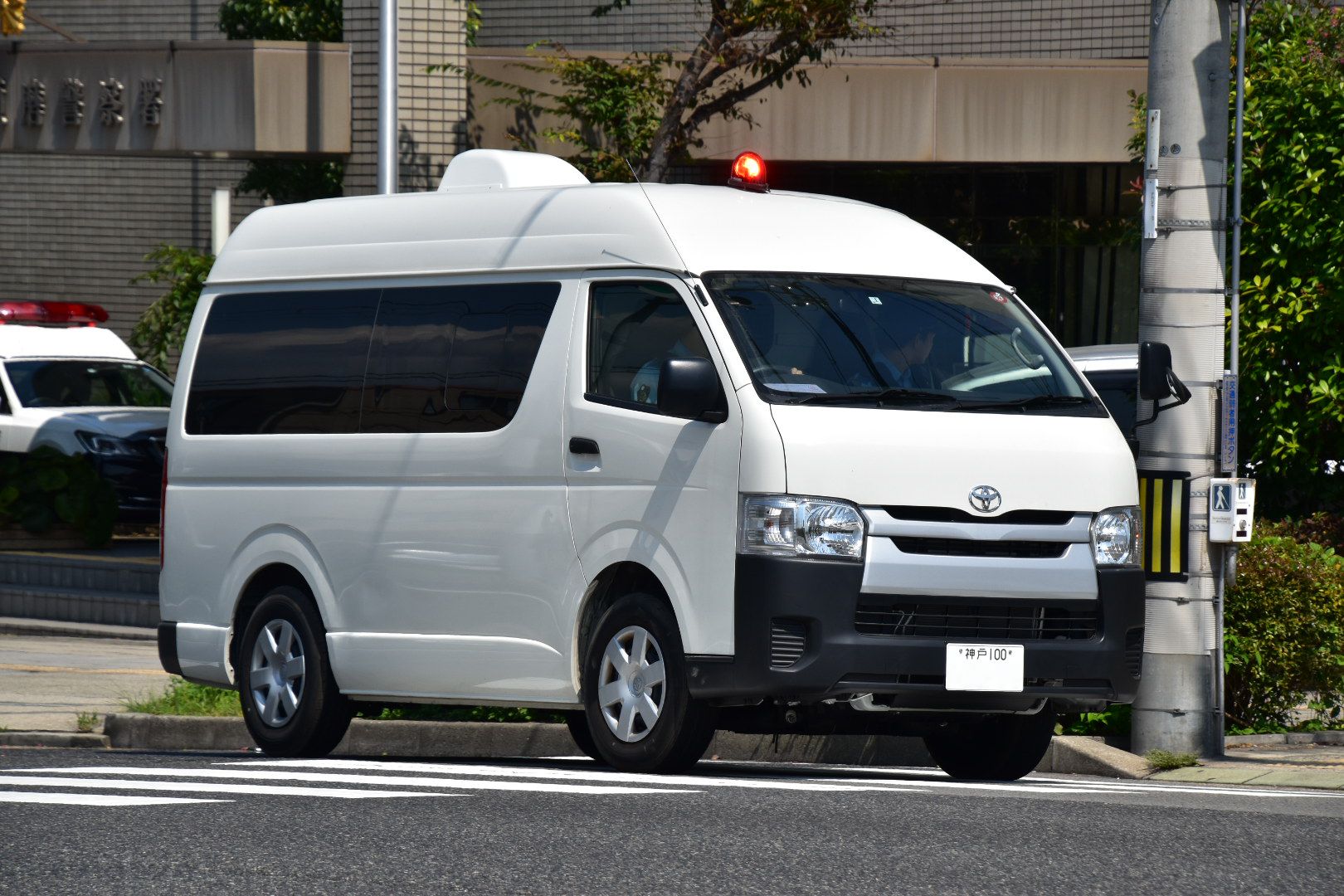 Twitter पर Mf10l33 兵庫県警 須磨警察署です クラウン交パ 須磨2が出向 アルミがカッコいいですね 赤上げ0ハイエース遺体搬送車も出向 遺体搬送車の赤上げは初めて見ました 交番車の現行スイフトやe12ノート小型警ら車も来署 兵庫は小型警らもは