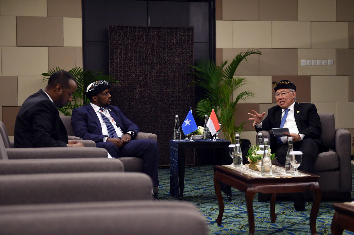 Kemendag's tweet photo. Mendag RI @EnggarMendag juga bertemu dengan Menteri PU, Rekonstruksi, dan Perumahan Somalia, Abdi Adam Hoosow. Keduanya sepakat untuk mencari solusi atas permasalahan pembayaran transaksi perdagangan kedua negara.
#IAID2019 #IndonesiaAfrica https://t.co/W1QNiJ0vGz