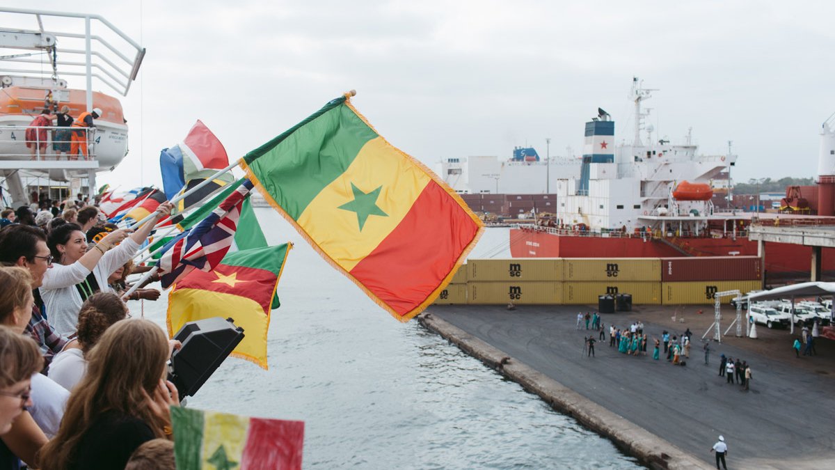 StenaLineDK's tweet photo. Bonjour Senegal! Nu har @MercyShips hospitalskib Africa Mercy nået Dakar med vores frivillige søfolk om bord. De næste ti måneder udføres op til 1.700 livreddende operationer og 4.000 patienter vil blive tilbudt tandpleje #partnership #stenaline4mercyships https://t.co/tSawyepF8o