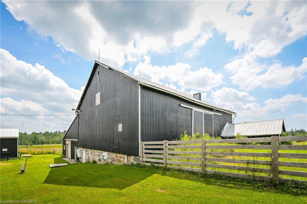 TaunyaMB's tweet photo. 492436 Southgate Rd 49 *$990,000*.Beautiful hobby farm located in Southgate. This lovely 3500 square has it all inside and out!Approximately 50-60 workable acres and 20 acres of bush-bank barn,6 stalls, tack room, 3 paddocks, electric fencing 519 217-6747 https://t.co/2cVErfK20N https://t.co/s7WLTGQXu9