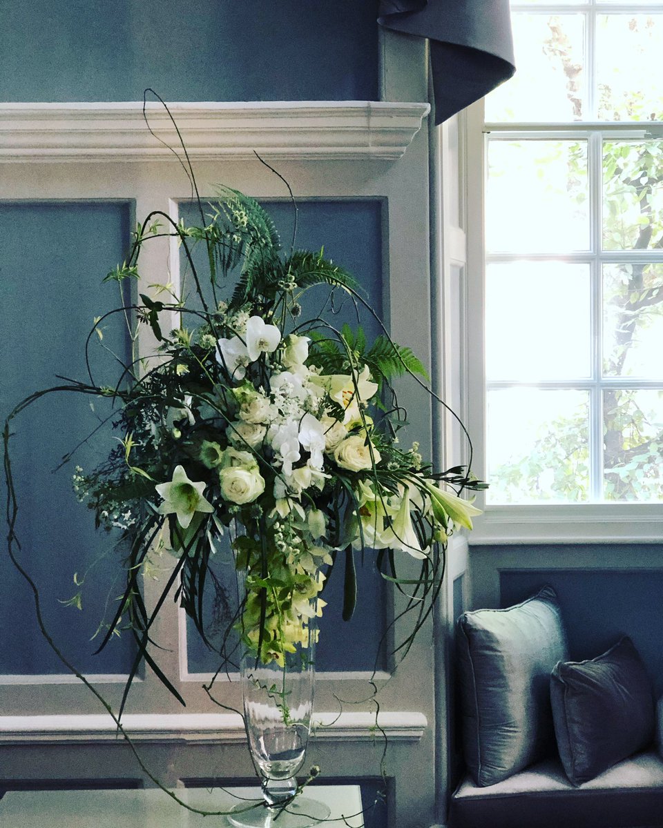 JakobsenJens's tweet photo. When an arrangement has to be personal . @ianstuart_blewcoat @ianstuart_bride @kelvinjbirk @epollardltd @academy_k2 @the_rhs @haveselskabet #modernfloristry #floral #blomster #flowers #fiory #fleur #blumendesign #blumen #wedding #bryllup #hochzeit #luxurywedding #flowercourses https://t.co/tnXZ1kTPbI