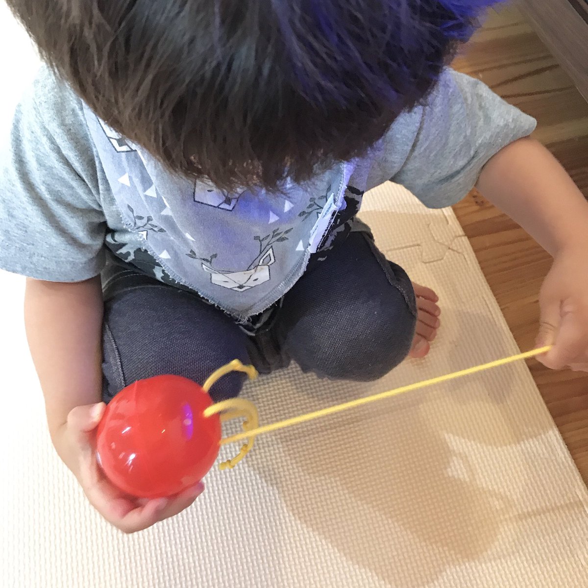 ট ইট র むー 手作りおもちゃとゆかいな工作 過去に作ったけど紹介してないものを呟きますね なぜ紹介してなかったかというと 仕上がりが怪しすぎたからです でも むすこはめっちゃ遊ぶんだよ ひっぱれモンスター ガチャガチャのカプセルの穴に紐