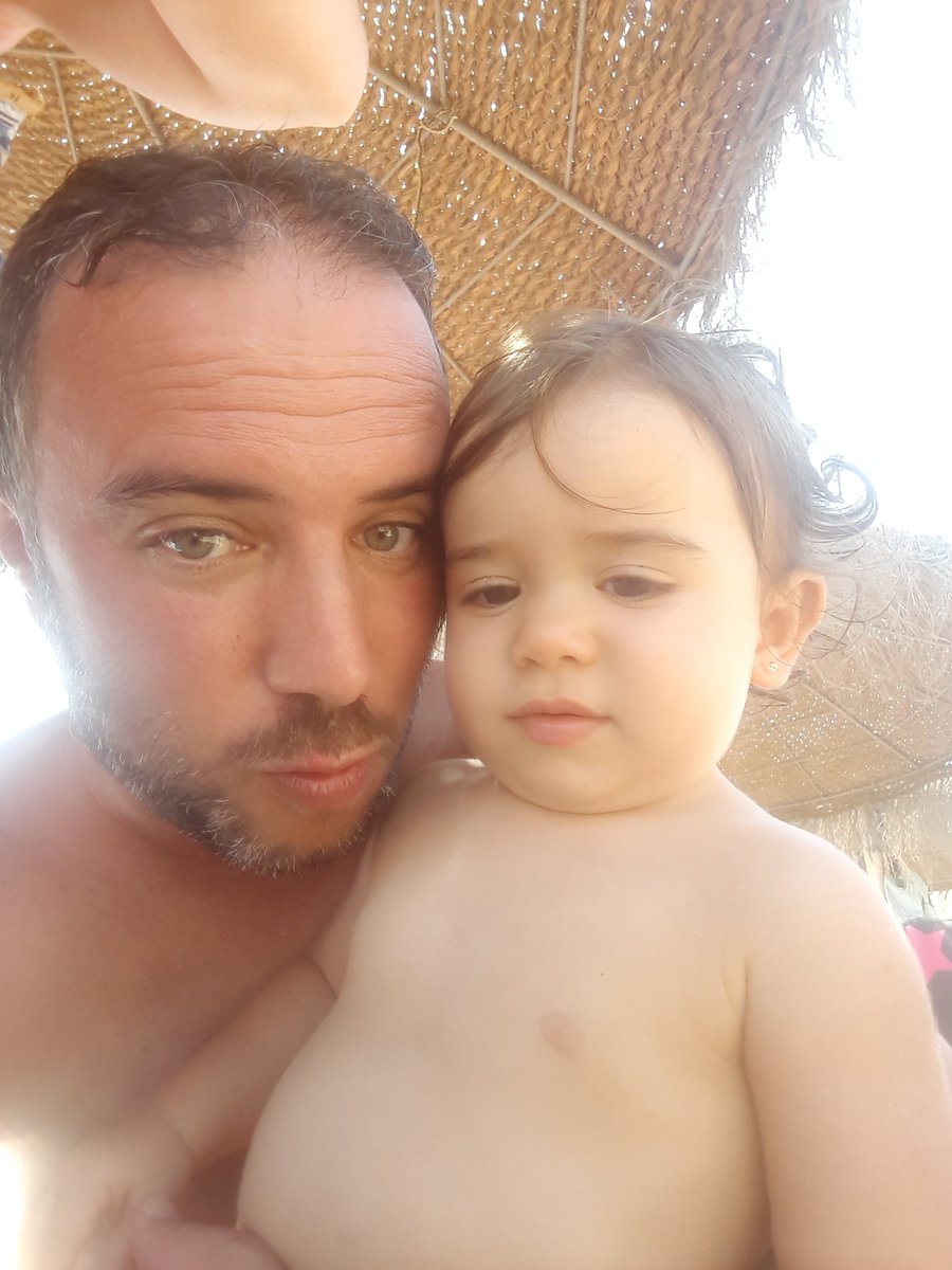 BareaRuben's tweet photo. Mas agusto que un arbusto!! #vacaciones #conlafamilia #playapiscina https://t.co/jemONxJQ9B