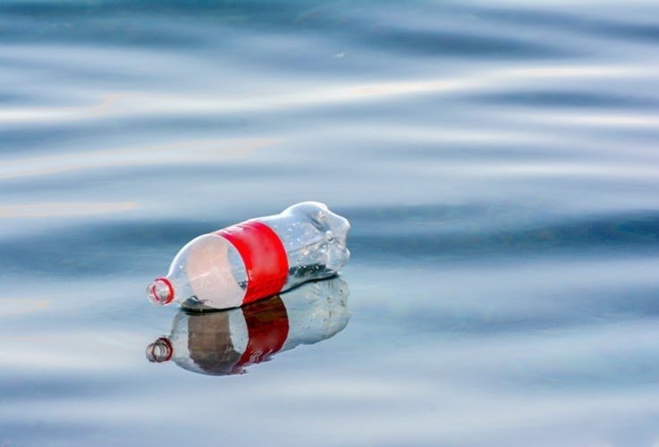 ZeroWasteSpace2's tweet photo. Everyone must know this❗
The water filled in the plastic bottles may not contain any harmful impurities, the plastic packaging is harmful itself.
Heated even slightly the active movement of toxic molecules from a plastic bottle begins into the filling liquid.#zwspace #zerowaste https://t.co/SwhaMigpRW