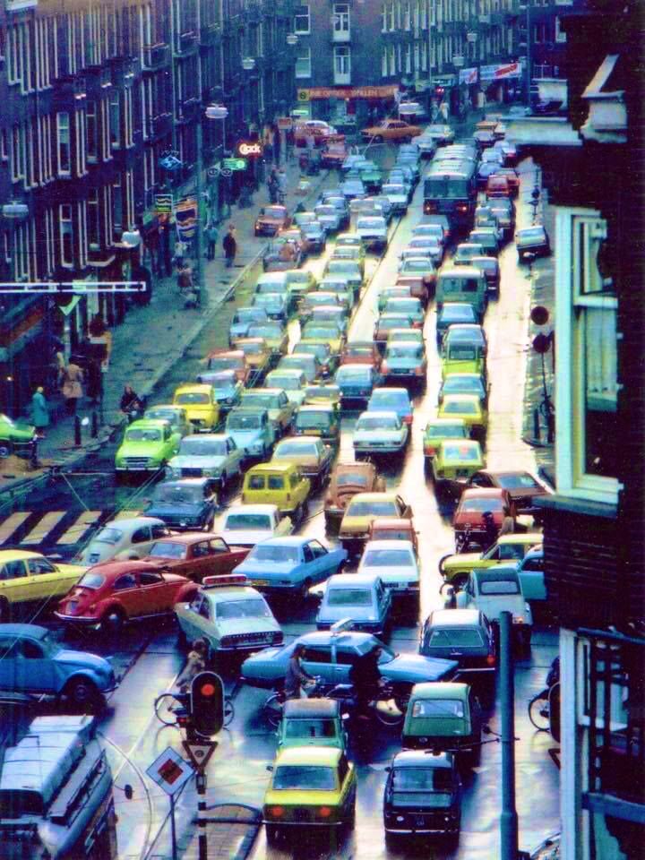 dirkjanjanssen's tweet photo. “Los autos son a menudo etiquetados de forma conveniente como los villanos responsables de los males de las ciudades.  Pero el efecto destructivo de los autos es mucho menos una causa que un síntoma de nuestra incompetencia al construir la ciudad" - Jane Jacobs

(Amsterdam, 1970) https://t.co/L3cgYMScbM