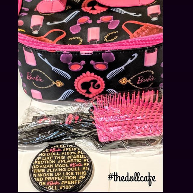 thedollcafe's tweet photo. Another of the raffle items was this cute #barbie make-up bag with a mirror and brush. #tpivc #thedollcafe https://t.co/RySA5TEcPa https://t.co/WIKbvDMZMf