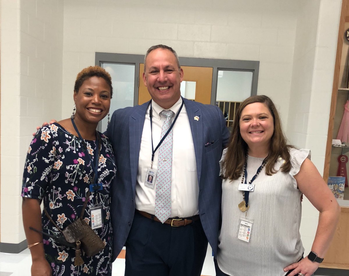 CamdenColts's tweet photo. We had a special visitor today! @Dr_ShaneRobbins @kcsdschools #ElevateKCSD #TeamCES #CESColts @MatiaGoodwin @BethWhite01 https://t.co/SHujJynVm9