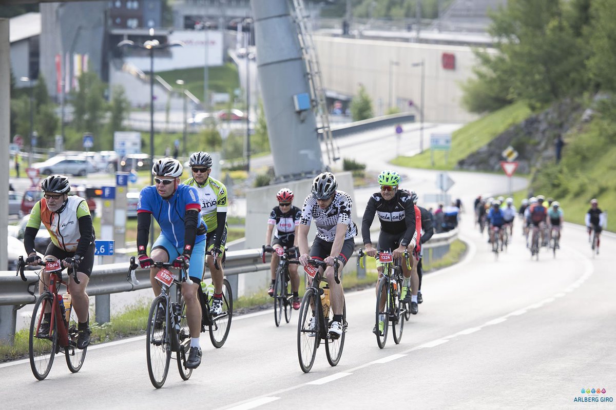 ArlbergGiro's tweet photo. Die Teilnehmer des ARLBERG Giro 2019 meisterten am 04. August 150 km und 2.500 Höhenmeter im Anstieg mit Bravour. Ein Radevent der Spitzenklasse - 2019 ganz im Zeichen des Elements FEUER 🔥.
#ARLBERGgiro #stantonamarlberg #radevent https://t.co/p3P2vBof5g