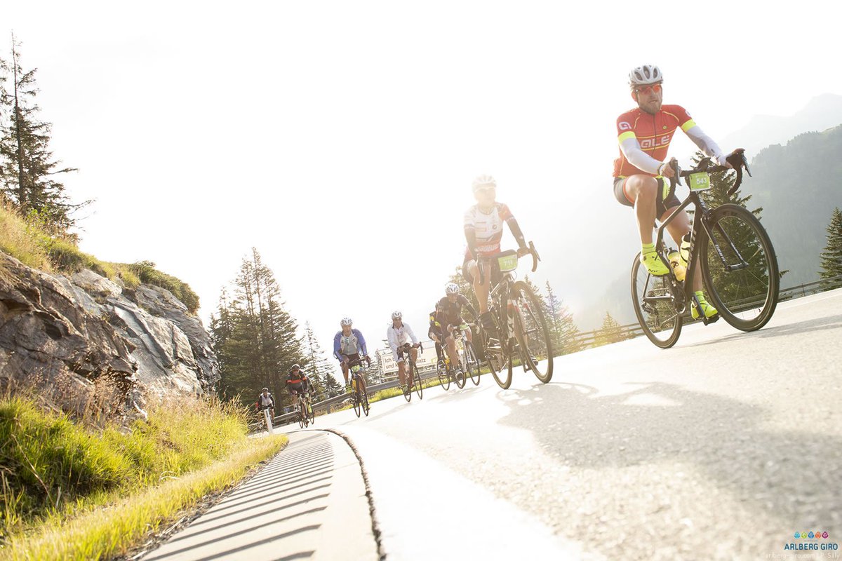 ArlbergGiro's tweet photo. Die Teilnehmer des ARLBERG Giro 2019 meisterten am 04. August 150 km und 2.500 Höhenmeter im Anstieg mit Bravour. Ein Radevent der Spitzenklasse - 2019 ganz im Zeichen des Elements FEUER 🔥.
#ARLBERGgiro #stantonamarlberg #radevent https://t.co/p3P2vBof5g