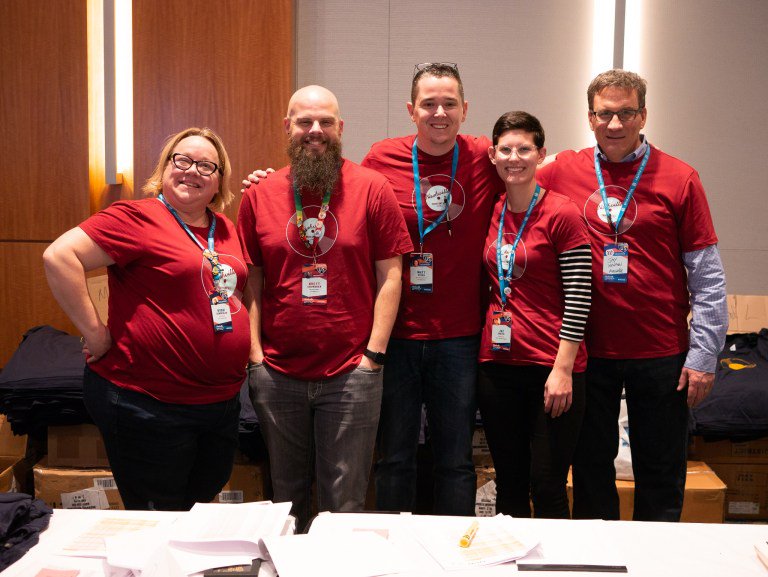 WordCampUS's tweet photo. At WordCamp US, we love our volunteers. Without you we couldn't make it happen. We need YOU to help. From running the registration tables to door guards to emcees to timekeepers to photographers, we need your skills!

#WCUS #WordPress #WordCamp #volunteers
https://t.co/WgvwfceFSI https://t.co/Kd6P8yqR2W