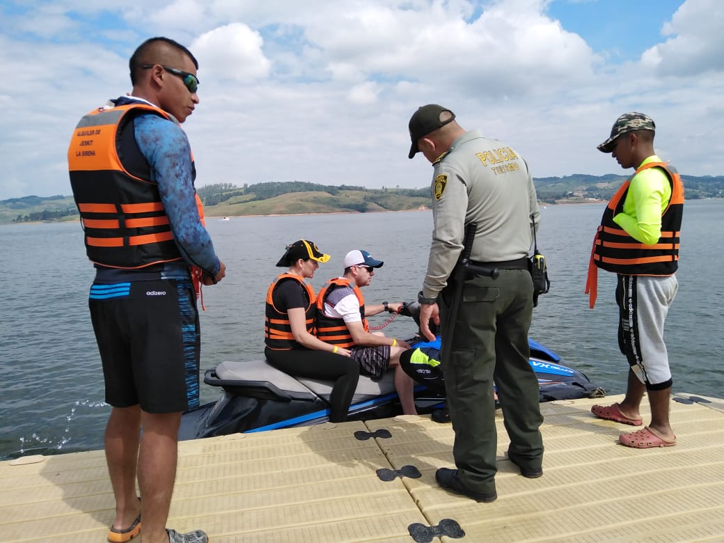 Senalalaire's tweet photo. #TurismoSeguro en el Lago Calima, realizamos control al servicio de Jet skis, por su seguridad #VacacionesEnConvivencia  @ProteccionPonal https://t.co/L5OtdlQeqM