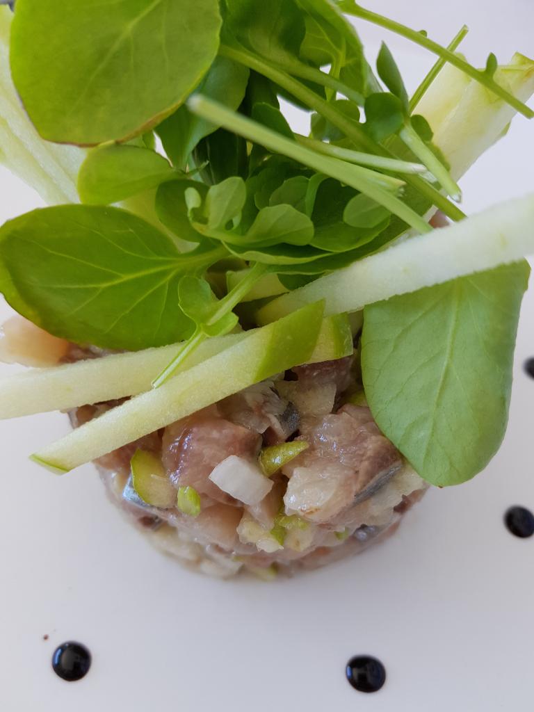 En el privilegiado paraje de la playa de #Famara, <a href="/RestElRisco/">Restaurante El Risco</a>. Buena cocina marinera… Tartar de sardina ahumada con manzana; Mero con papada ibérica; Crema de papaya con espuma de yogur y sorbete de mandarina.  #BibGourmand #GuiaMichelin #Lanzarote