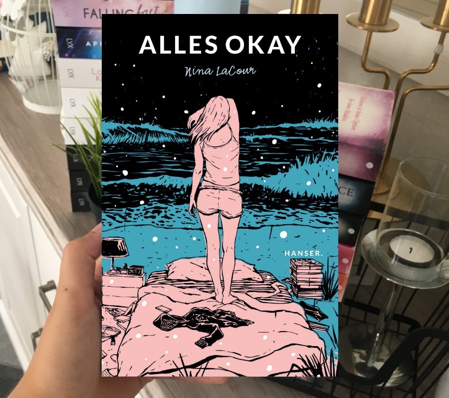 5/5. "Alles okay" ist viel mehr als ein melancholisches Jugendbuch, das nach dem Lesen im Bücherregal verblasst.  Eine tiefgründige Geschichte; ein fesselnder Schreibstil; überraschende Wendungen und ein spannungsgeladenes Ende.

marens-buecherkiste.blogspot.com/2019/08/rezens…
