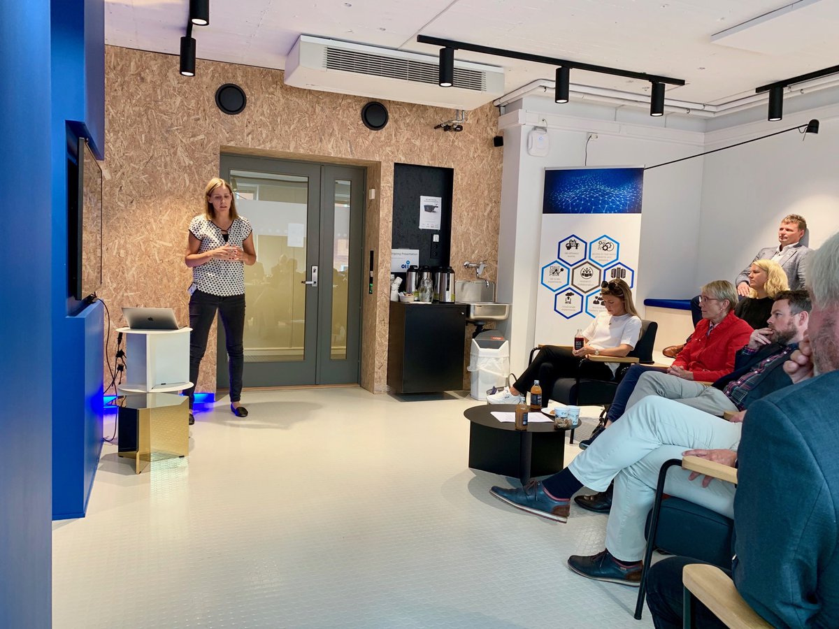 Tusen takk til Næringsdepartementet og ⁦<a href="/konservativ/">Torbjørn Røe Isaksen</a>⁩ for at dere ville besøke vår ⁦<a href="/NorwegianOpenAl/">Norwegian Open AI Lab</a>⁩ lab @ntnu ⁦<a href="/DigitalNtnu/">NTNU Digital</a>⁩ idag! ⁦<a href="/AstridUndheim/">Astrid Undheim</a>⁩ ⁦<a href="/TelenorResearch/">Telenor Research</a>⁩ understreket viktigheten av samarbeid mellom #næringsliv og #akademia