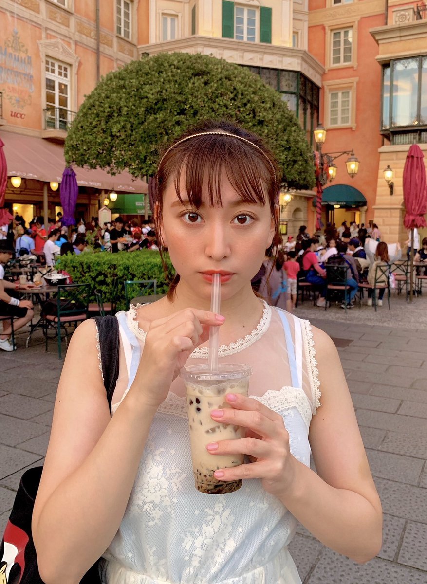 森本 めい Mei Morimoto 顔もタピオカみたいだな ディズニーシーでもモチモチのタピオカが飲めるの嬉しい いつもながーい列ができてます