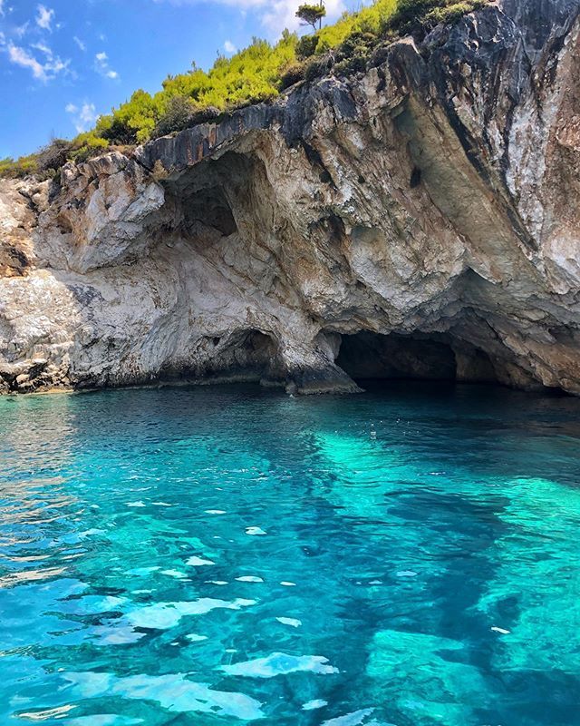 Caves
.
.
.
.
.
#wu_greece #allnatureshots #iphoneography #visualoflife #greecestagram #travelphotography #insta_greece #rsa_rural #artofvisuals #naturephoto #awesome_earthpix #beachlife  #roamtheplanet #awesomeearth #iphoneography #gottalove_a_ #focalma… ift.tt/2NjDORF