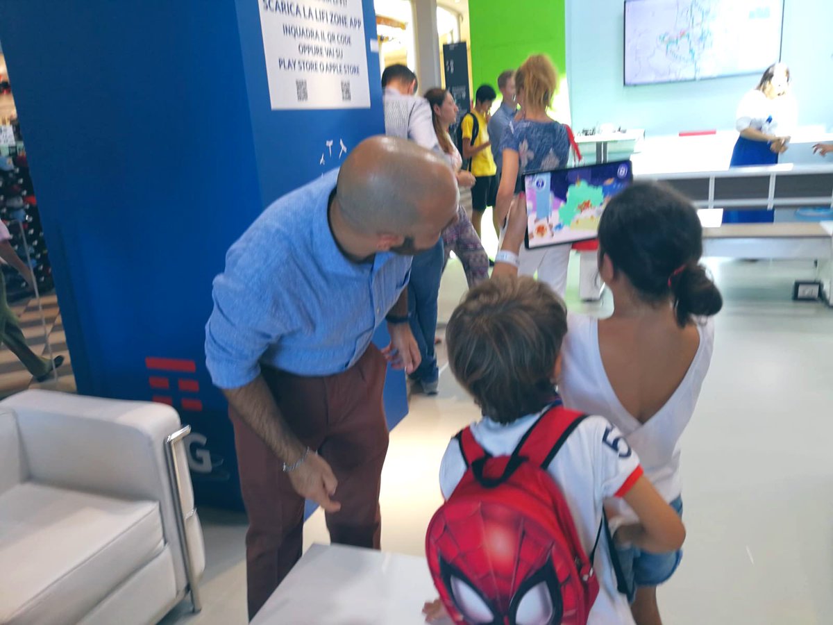SoniaCasaro's tweet image. Continuano le visite allo spazio #5G di @TIM_Official presso il @MeetingRimini! All’interno un’area è dedicata alle soluzioni di alcune delle #startup @timwcap più innovative! 
Vi aspettiamo fino al 24 agosto al #meeting19 🚀