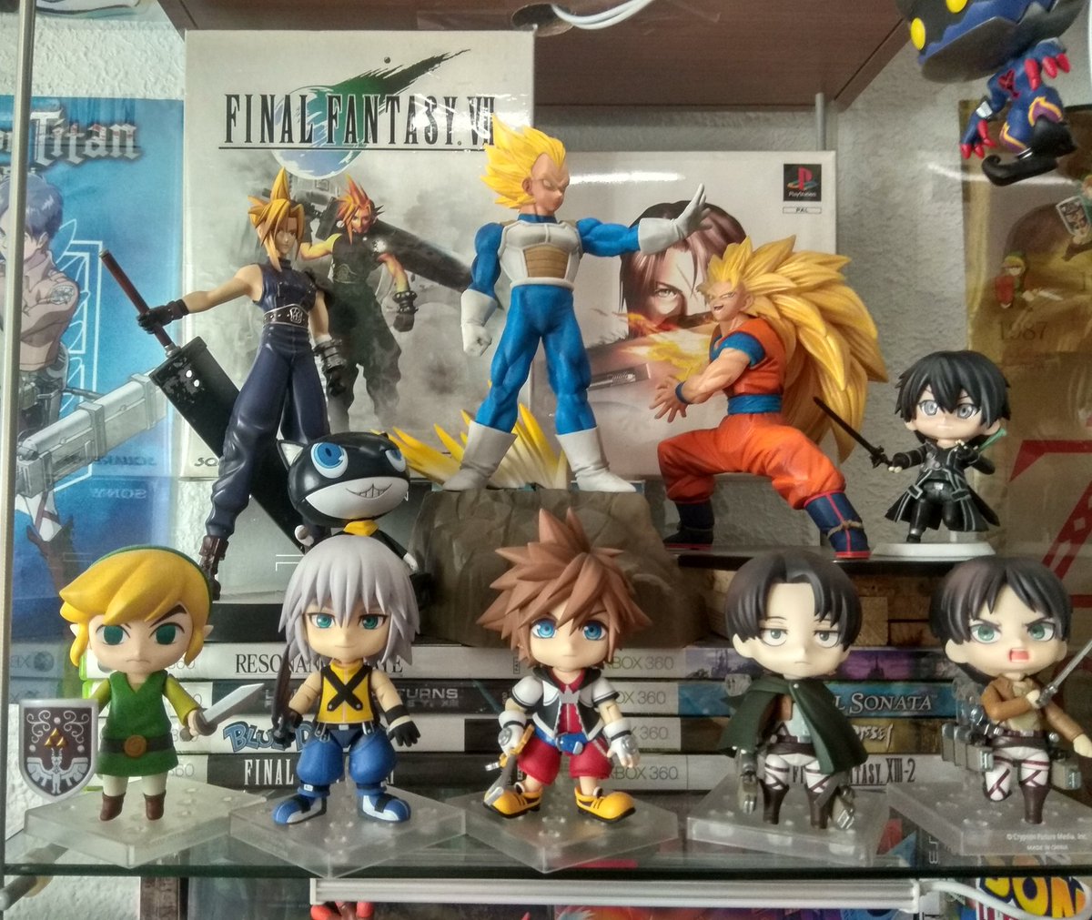 Dicsi007's tweet photo. Con lo último recibido de @GamesTribune y algunas recolocaciones asi queda mi vitrina #FinalFantasy #ShingekiNoKyojin #Kingdomhearts #DragonBall https://t.co/SzlA24nFQR