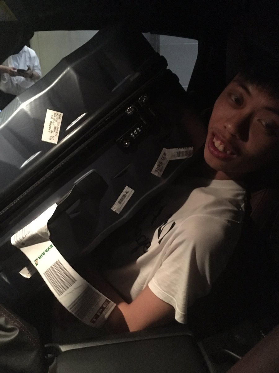 FireFox19841213's tweet photo. 哈哈哈，又一個抱著行李坐車的傻子。 https://t.co/Ao1fdpimGk