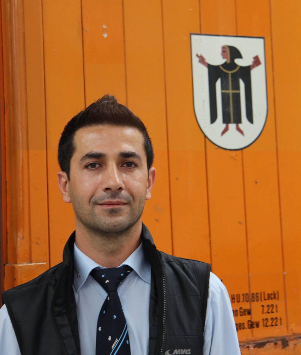 BayStMI's tweet photo. @Bundesagentur @mvgMuenchen #Integrationleben: Joan bringt die #MuenchnerKindl sicher ans Ziel. 2012 musste er aus Syrien fliehen und kam nach Deutschland. Er lernte unsere Sprache und wurde im Rahmen eines MVG-Projekts U-Bahnfahrer @MVGMuenchen. Gerade in diesem Beruf sind Fachkräfte gefragt. https://t.co/IsSnK4g0hJ