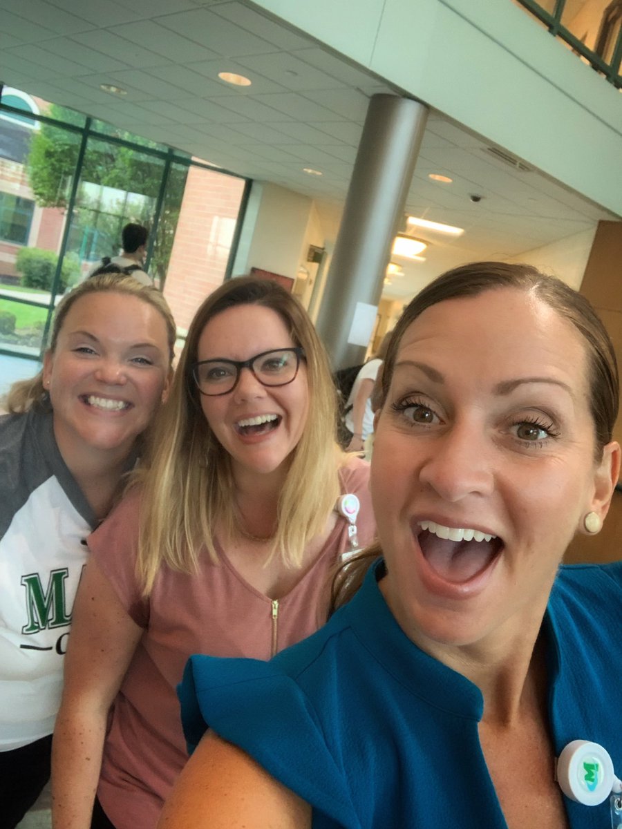 When you get to start off your #MCSDay1 with your fellow new Comets!💚💚👏🏼#CometCulture #MeaningfulRelationships