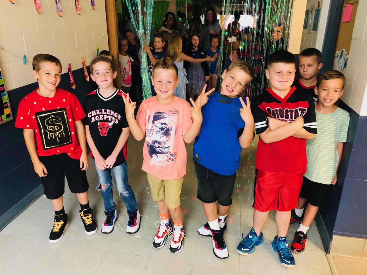 MrVK_RES's tweet photo. RES back to school bash is underway.  #RESready #RESrocks ⁦@FranklinLocal⁩ https://t.co/SmubTHbkfE