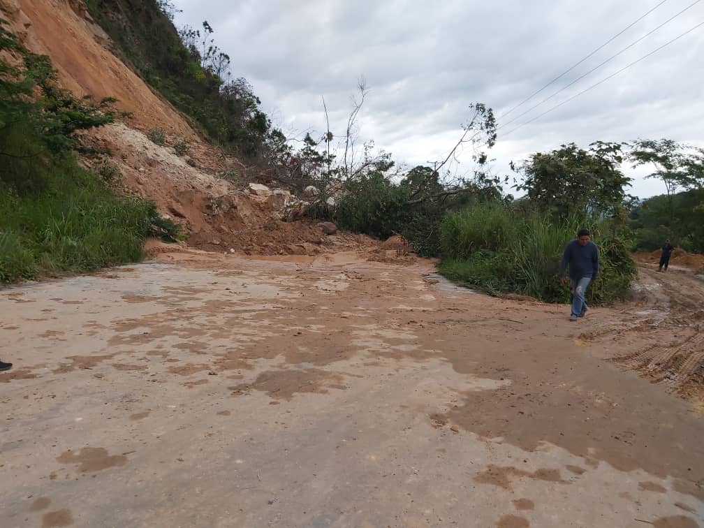 raul_periodista's tweet photo. #20agosto autoridades buscan restablecer paso por Uribante en la #T005 en #Táchira a eso de las 7pm de hoy. En la alcabala de La Pedrera y en el peaje La Restauradora se restringió paso para evitar tránsito vehicular, informó Humberto Márquez, comandante de #PCFernándezFeo https://t.co/CVKoguDvn0